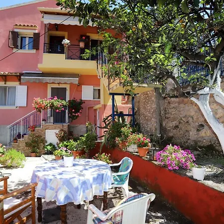 Alexis & Loula דירה *