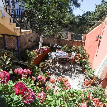 Alexis & Loula דירה *